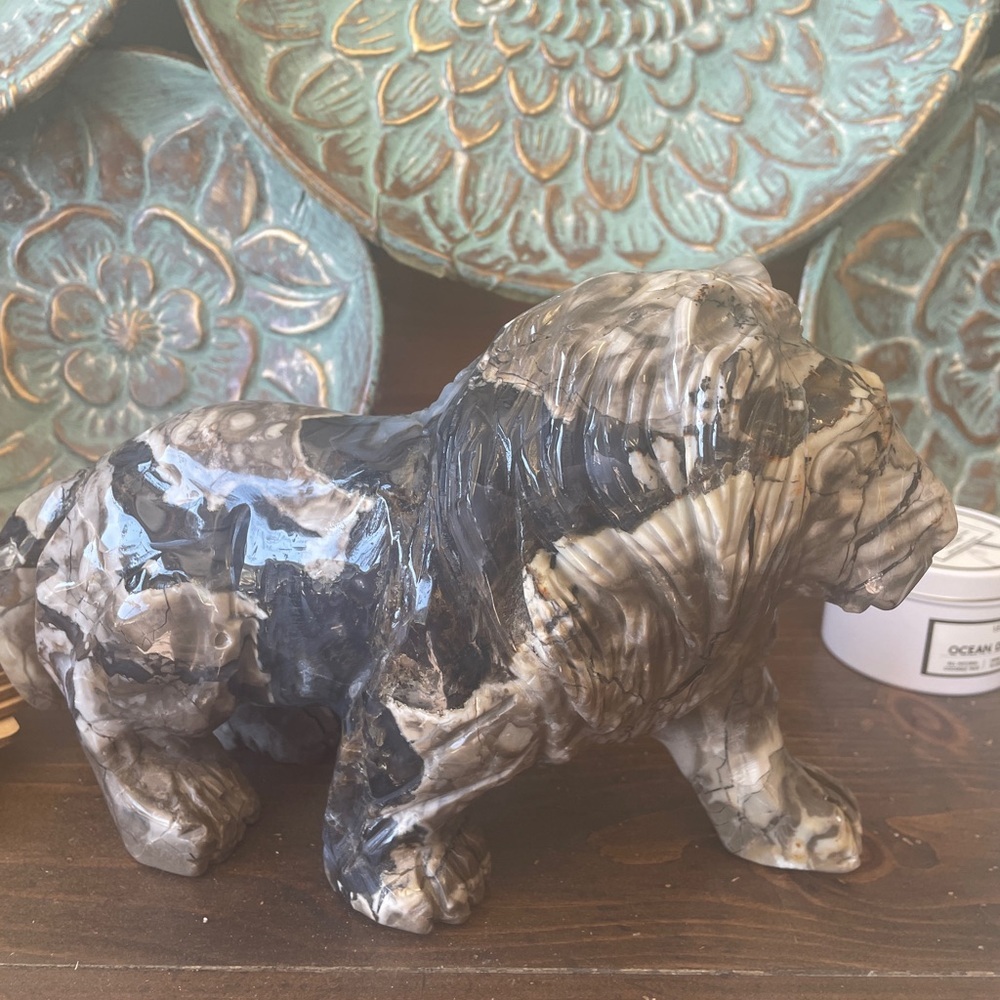 6.8 LBs Amazing Volcano Agate natural stone Lion carving with strong UV! - Picture 11 of 12